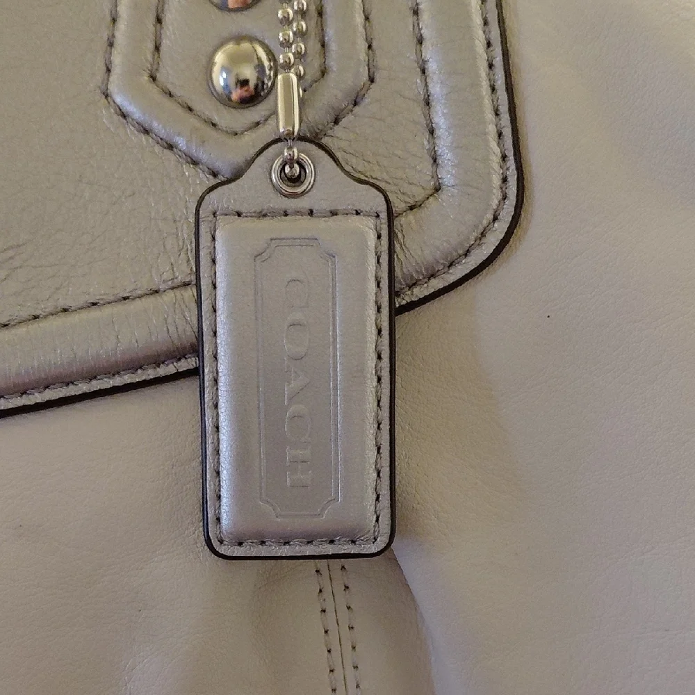 Coach Cream Tote with Structured Design and Silver Hardware - Picture 4 of 12